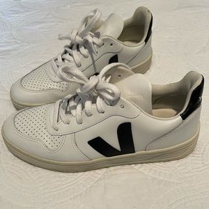 EUC Veja V-10 Sneaker